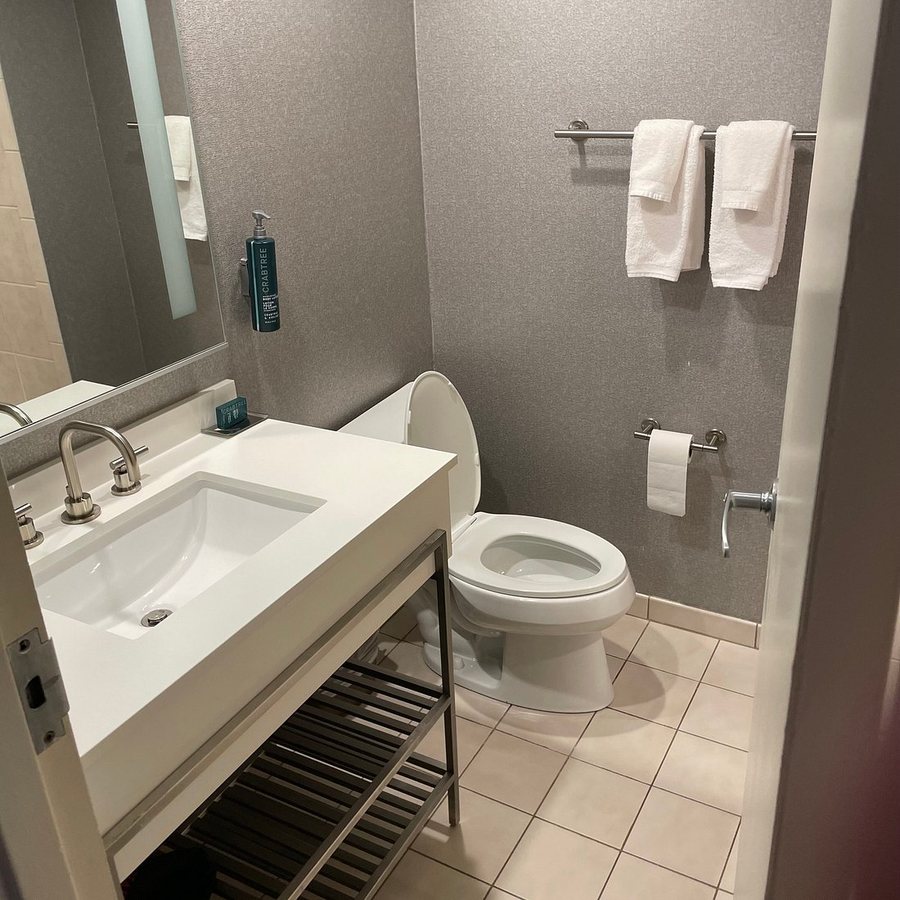 Doubletree By Hilton Chicago Midway Airport Chicago Illinois — Bathroom
