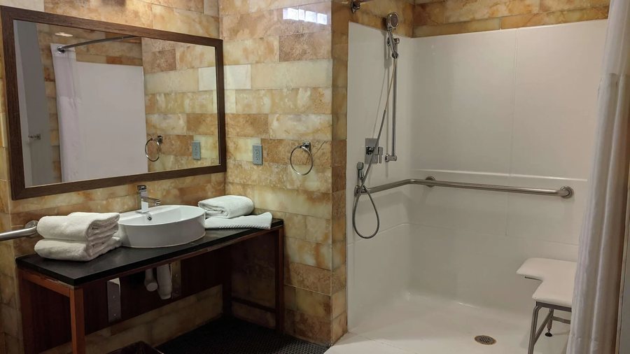 DoubleTree by Hilton — Bathroom