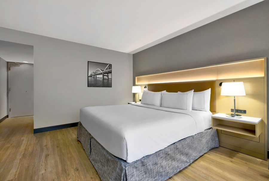 DoubleTree by Hilton Davenport — Guest room