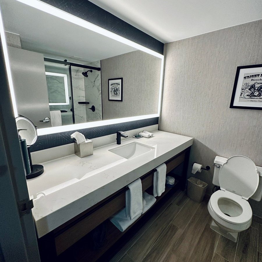 DoubleTree by Hilton Dayton Fairborn — Bathroom