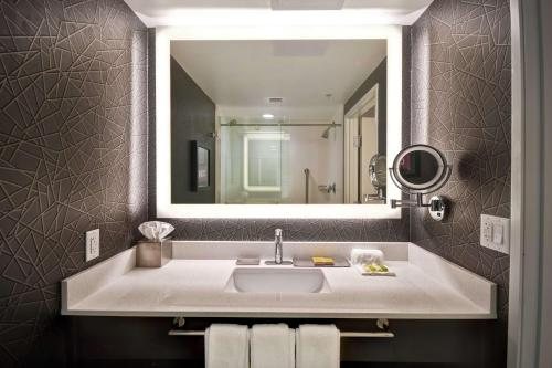 DoubleTree by Hilton Deadwood at Cadillac Jack s — Bathroom