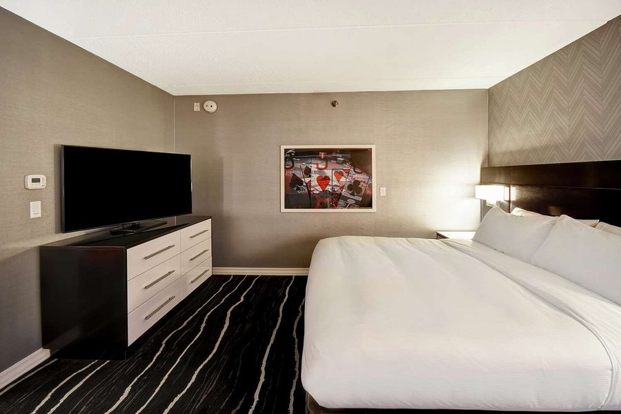 DoubleTree by Hilton Deadwood at Cadillac Jack s — Guest room