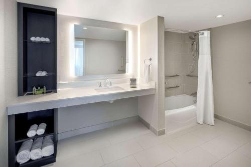 DoubleTree by Hilton Deerfield Beach Boca Raton — Bathroom