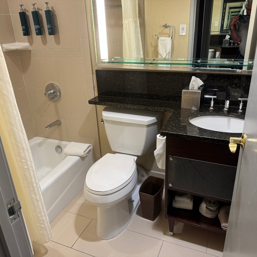 DoubleTree by Hilton Denver Cherry Creek — Bathroom