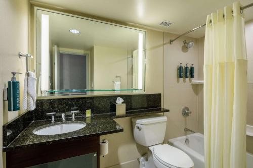 DoubleTree by Hilton Denver International Airport — Bathroom