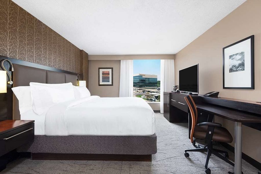 DoubleTree by Hilton Denver International Airport — Guest room