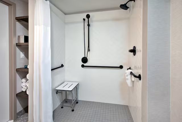 DoubleTree by Hilton Detroit Novi — Bathroom