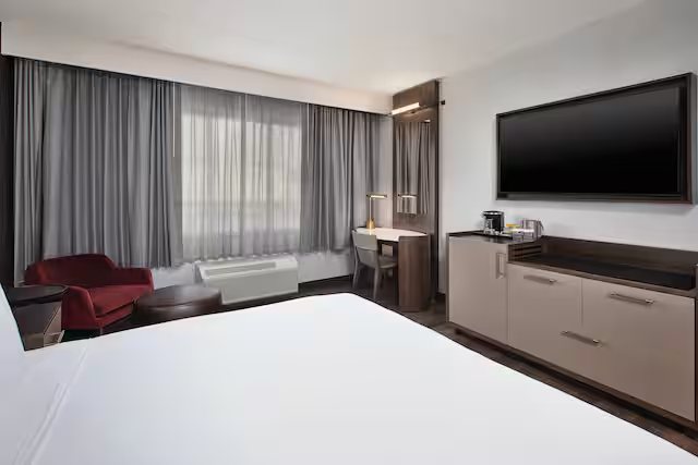 DoubleTree by Hilton Detroit Novi — Guest room