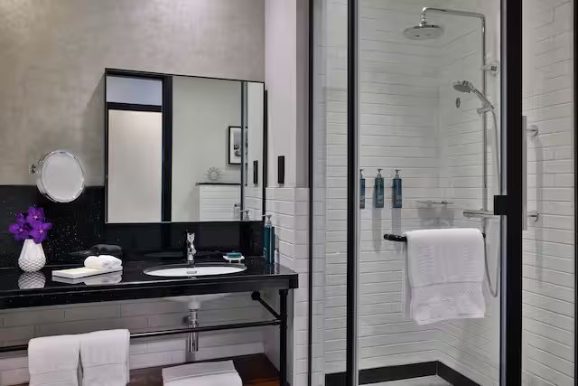 DoubleTree by Hilton Dubai M square Hotel Residences — Bathroom
