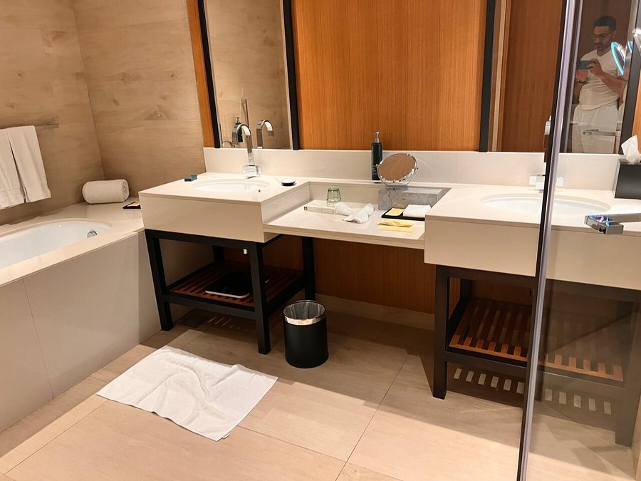 DoubleTree by Hilton Dubai Port Saeed — Bathroom