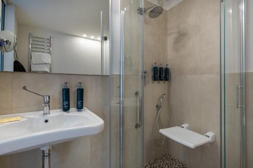 DoubleTree by Hilton Florence Metropole — Bathroom
