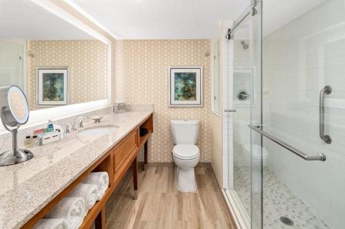 DoubleTree by Hilton Fort Myers at Bell Tower Shops — Bathroom