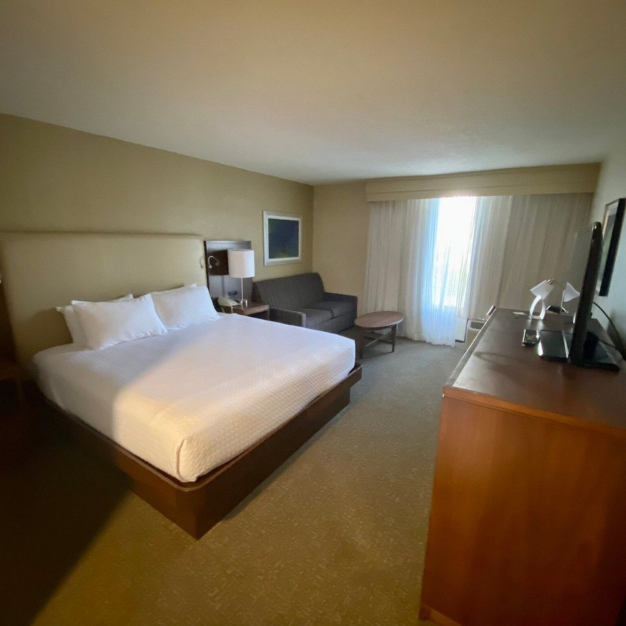 DoubleTree by Hilton Fort Myers at Bell Tower Shops — Guest room