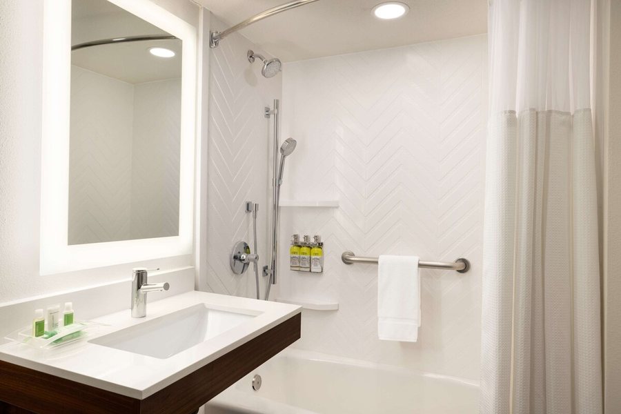 Doubletree By Hilton Fort Worth Fossil Creek — Bathroom
