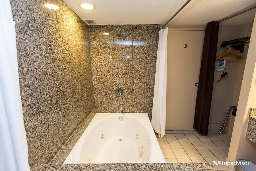 Doubletree By Hilton Fort Worth South Hotel Conference Center — Bathroom