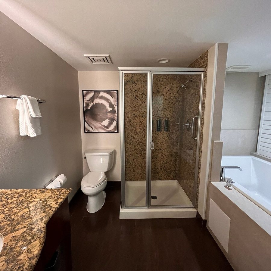 DoubleTree by Hilton Fullerton — Bathroom