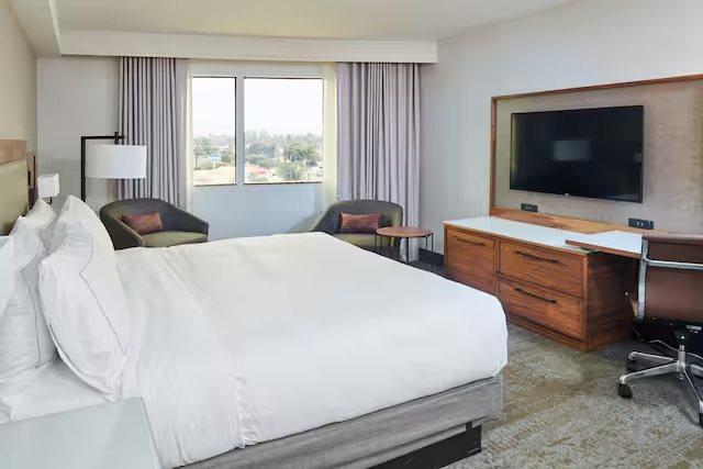 DoubleTree by Hilton Fullerton — Guest room