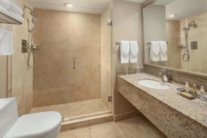 DoubleTree by Hilton Grand Hotel Biscayne Bay Miami Florida — Bathroom