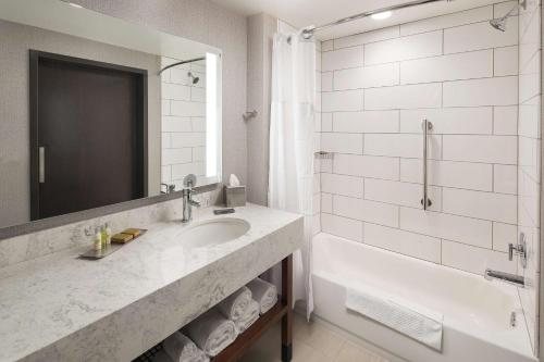 DoubleTree by Hilton Greeley at Lincoln Park Greeley Colorado — Bathroom