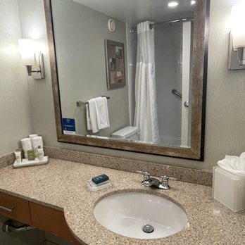 Doubletree By Hilton Hartford Downtown — Bathroom