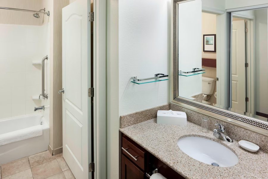 Doubletree by Hilton Hattiesburg — Bathroom