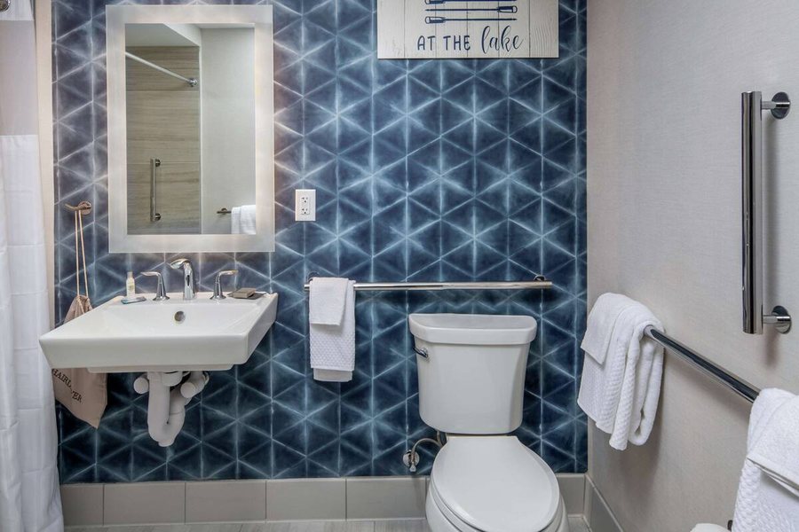 DoubleTree by Hilton Hot Springs — Bathroom