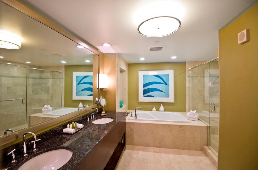 DoubleTree by Hilton Hotel at the Entrance to Universal Orlando Orlando Florida — Bathroom