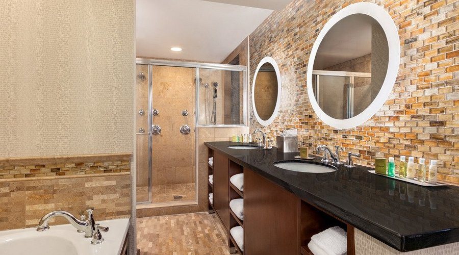 DoubleTree by Hilton Hotel Atlanta Northlake — Bathroom