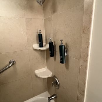 DoubleTree by Hilton Hotel Augusta — Bathroom