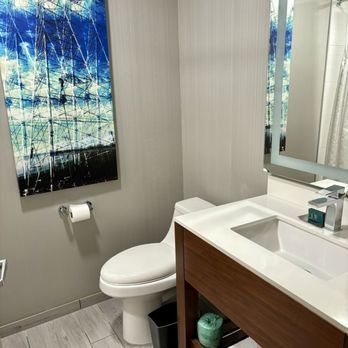 DoubleTree by Hilton Hotel Bakersfield — Bathroom