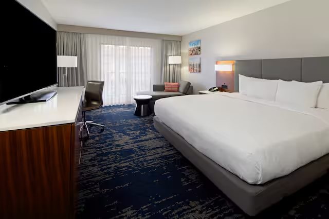 DoubleTree by Hilton Hotel Bakersfield — Guest room