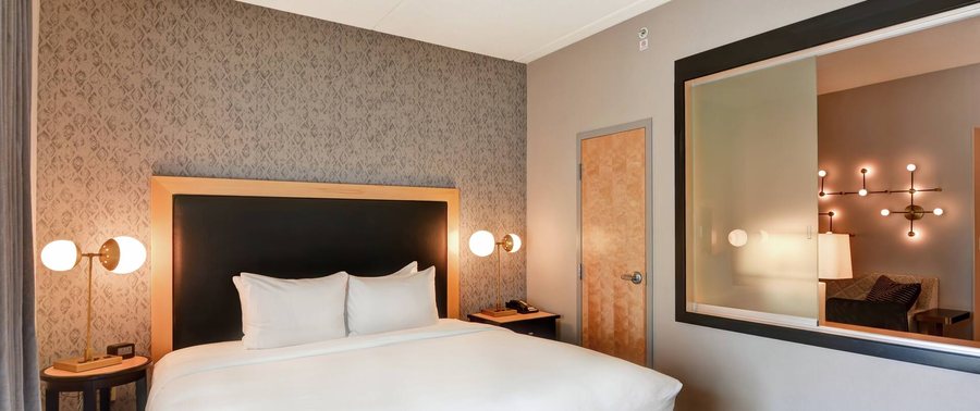 DoubleTree by Hilton Hotel Baton Rouge — Guest room