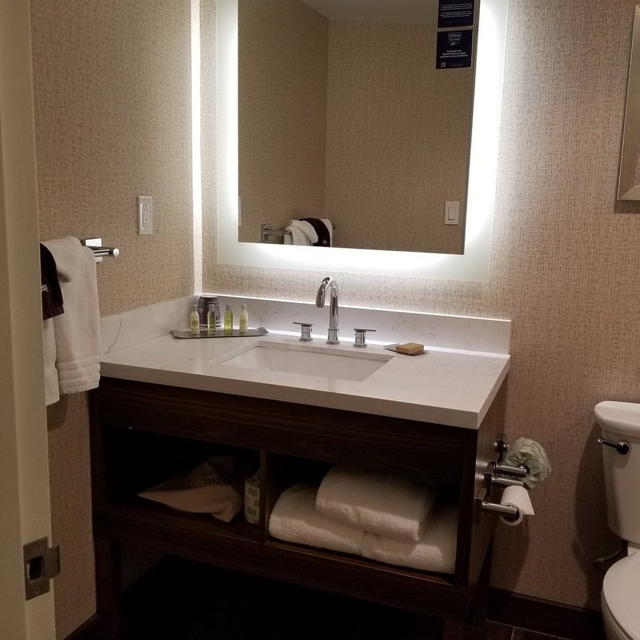 Doubletree By Hilton Hotel Binghamton — Bathroom
