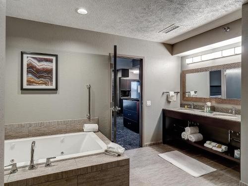 DoubleTree by Hilton Hotel Bloomington — Bathroom