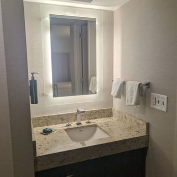 DoubleTree by Hilton Hotel Cedar Rapids Convention Complex — Bathroom