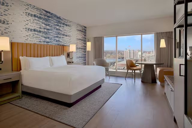 DoubleTree by Hilton Hotel Cedar Rapids Convention Complex — Guest room