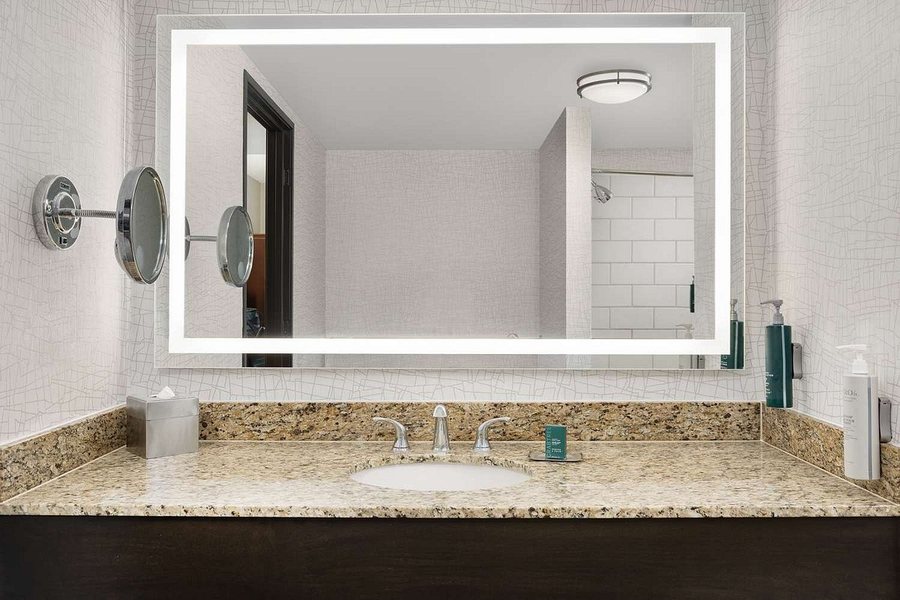 Doubletree By Hilton Hotel Chicago O Hare Airport Rosemont — Bathroom