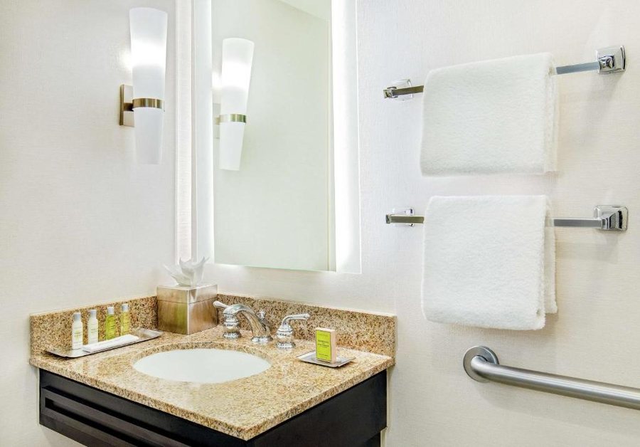 Doubletree By Hilton Hotel Columbia South Carolina — Bathroom