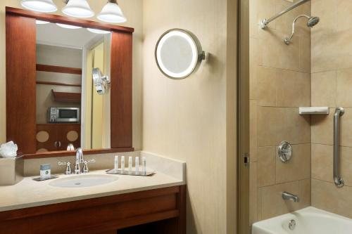 Doubletree By Hilton Hotel Dallas Dfw Airport North — Bathroom