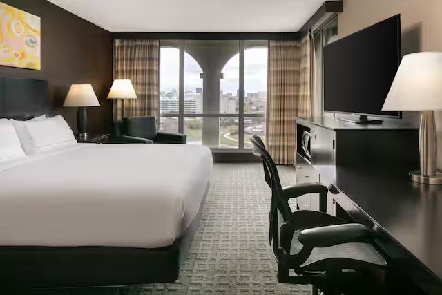 DoubleTree by Hilton Hotel Dallas Market Center — Guest room