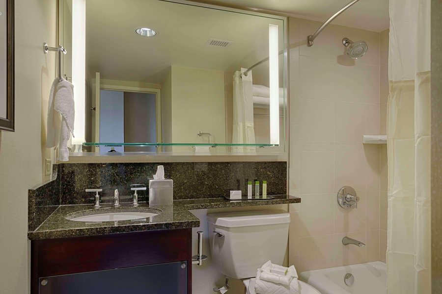 Doubletree By Hilton Hotel Denver Aurora — Bathroom