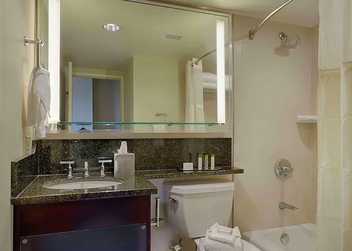 DoubleTree by Hilton Hotel Denver Thornton — Bathroom