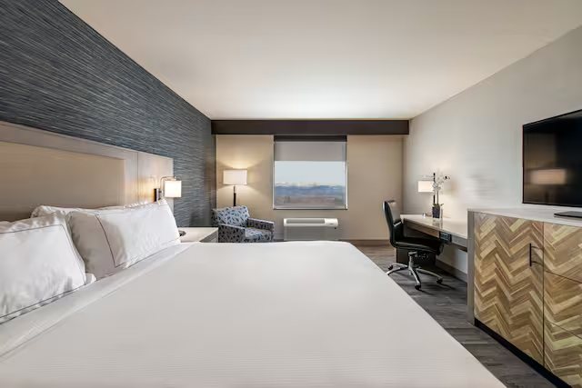DoubleTree by Hilton Hotel Denver Thornton — Guest room