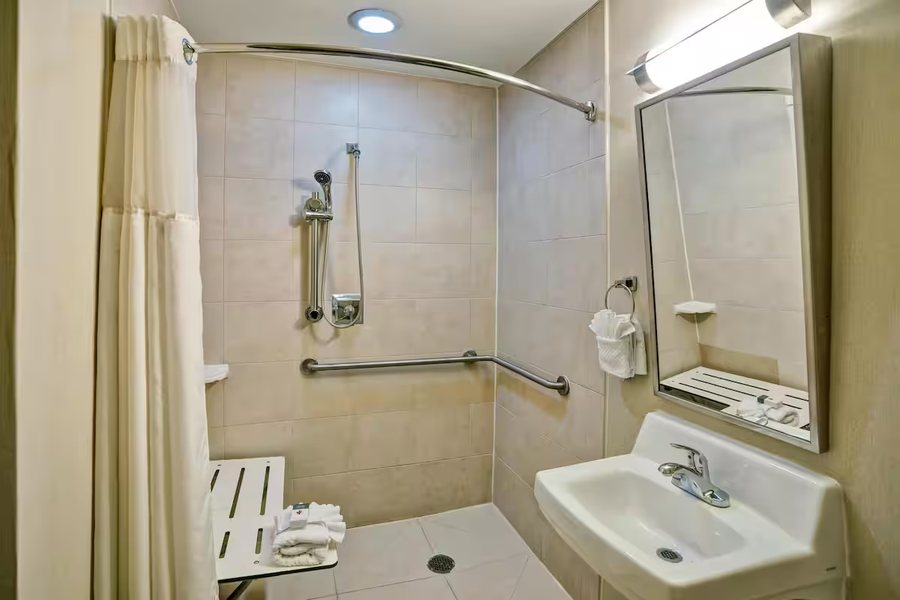 Doubletree By Hilton Hotel Downtown Wilmington Legal District — Bathroom