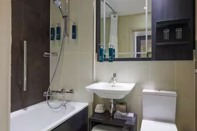 DoubleTree by Hilton Hotel Edinburgh City Centre — Bathroom
