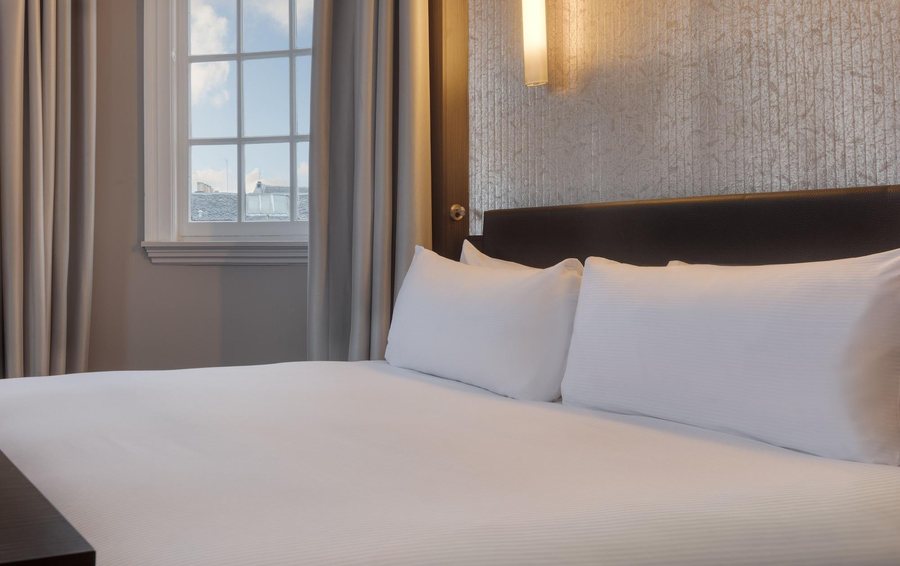 DoubleTree by Hilton Hotel Edinburgh City Centre — Guest room