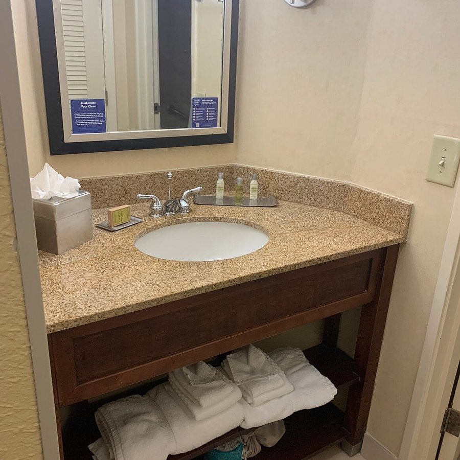 DoubleTree by Hilton Hotel Fayetteville — Bathroom