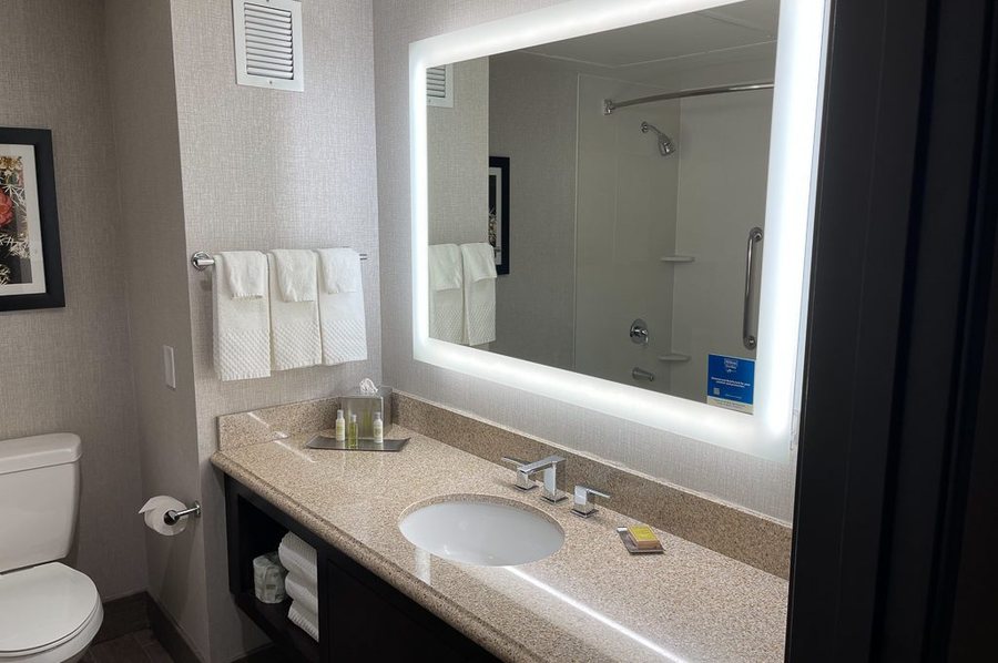Doubletree By Hilton Hotel Flagstaff — Bathroom