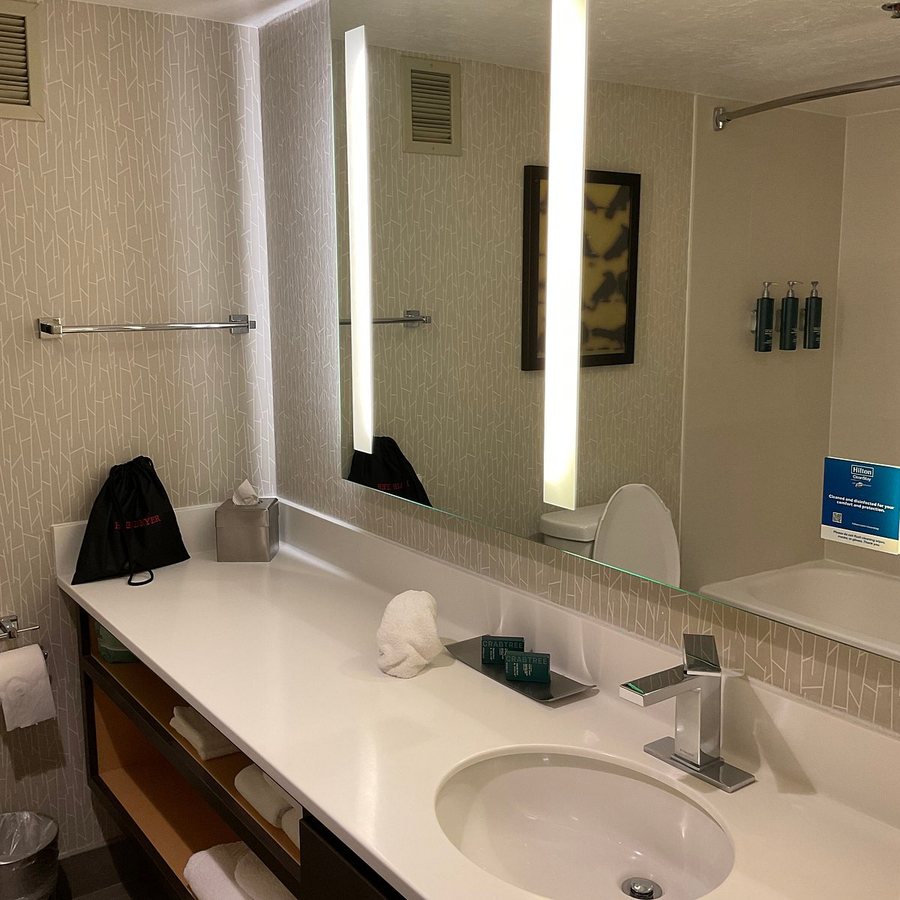 Doubletree by Hilton Hotel Fresno Convention Center — Bathroom