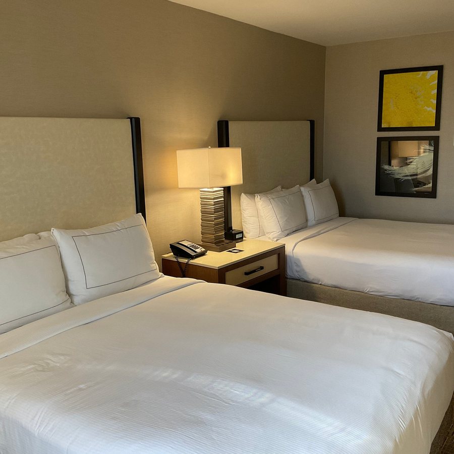 Doubletree by Hilton Hotel Fresno Convention Center — Guest room